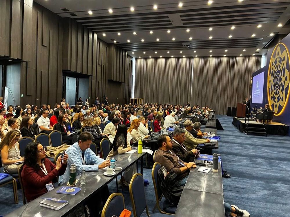 Kongre salonunda bilimsel oturumu izleyen katılımcılar